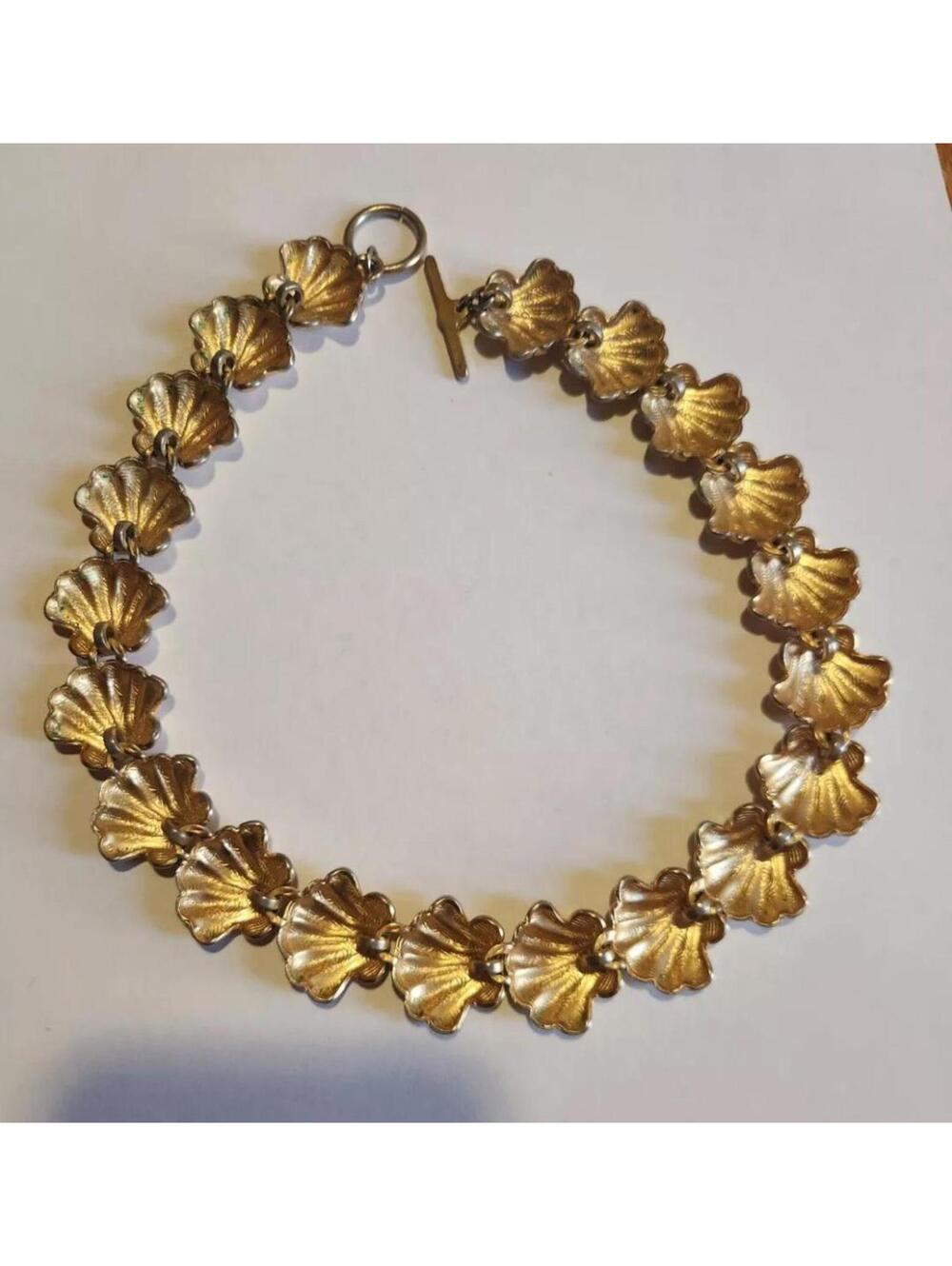 vintage Anne Klein Sea Shell Matte Goldtone Panel SCALLOPED Toggle NECKLACE - Picture 3 of 7